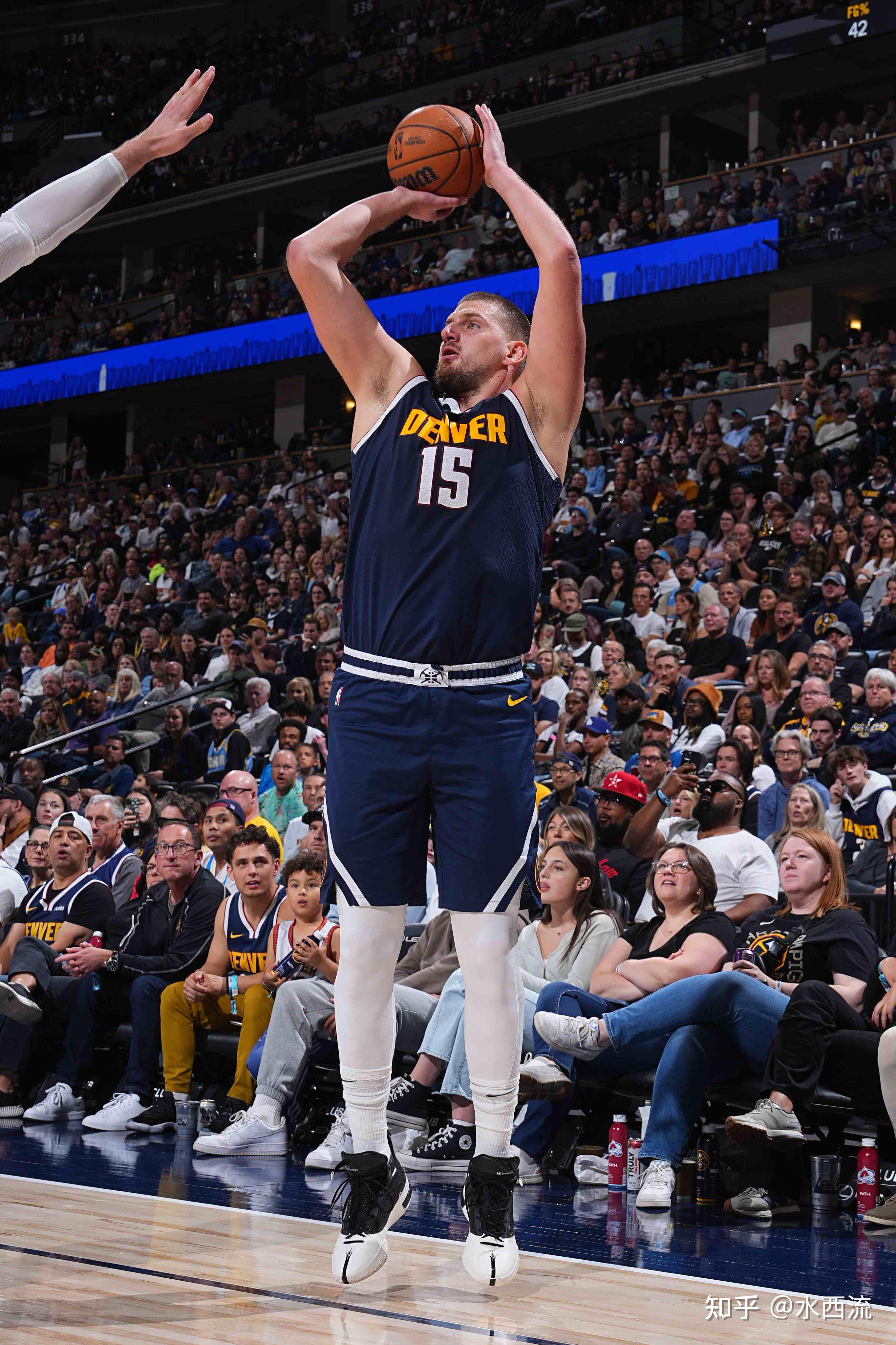 包含快船队后卫稳定得分，助球队保持领先的词条