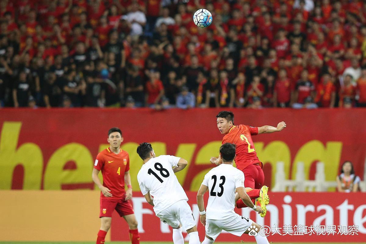 球队传接连续,连续交错进攻打击对手 球队传接连续,连续交错进攻打击对手