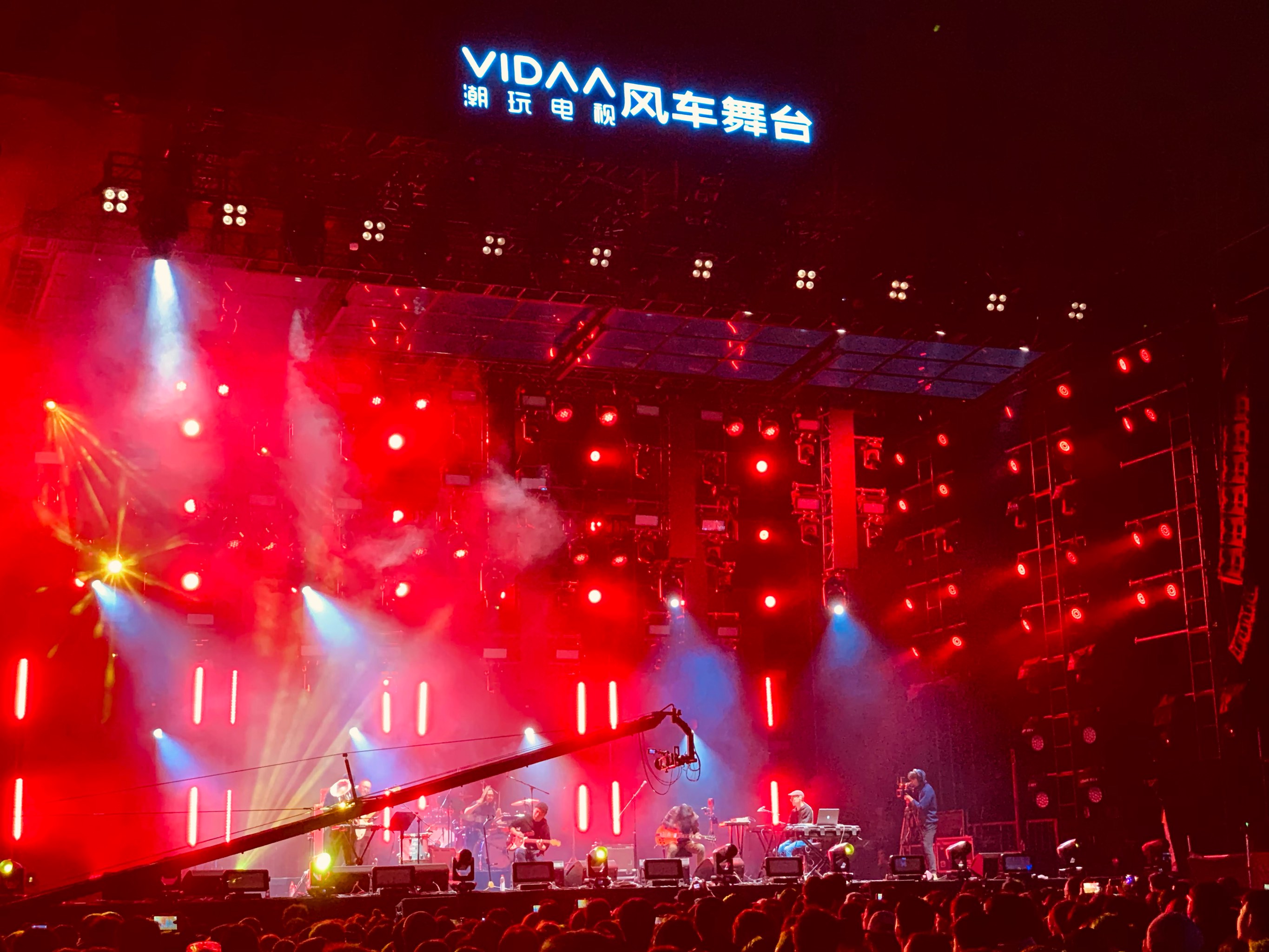 开云官网-疯狂呐喊声震耳欲聋，现场气氛越来越炽热的简单介绍