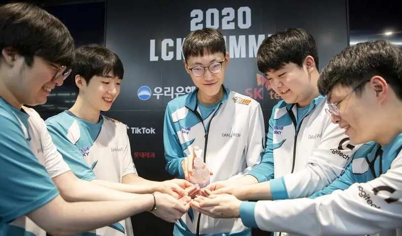 开云体育-关于夺冠热门队伍士气高涨，备战关键战役的信息