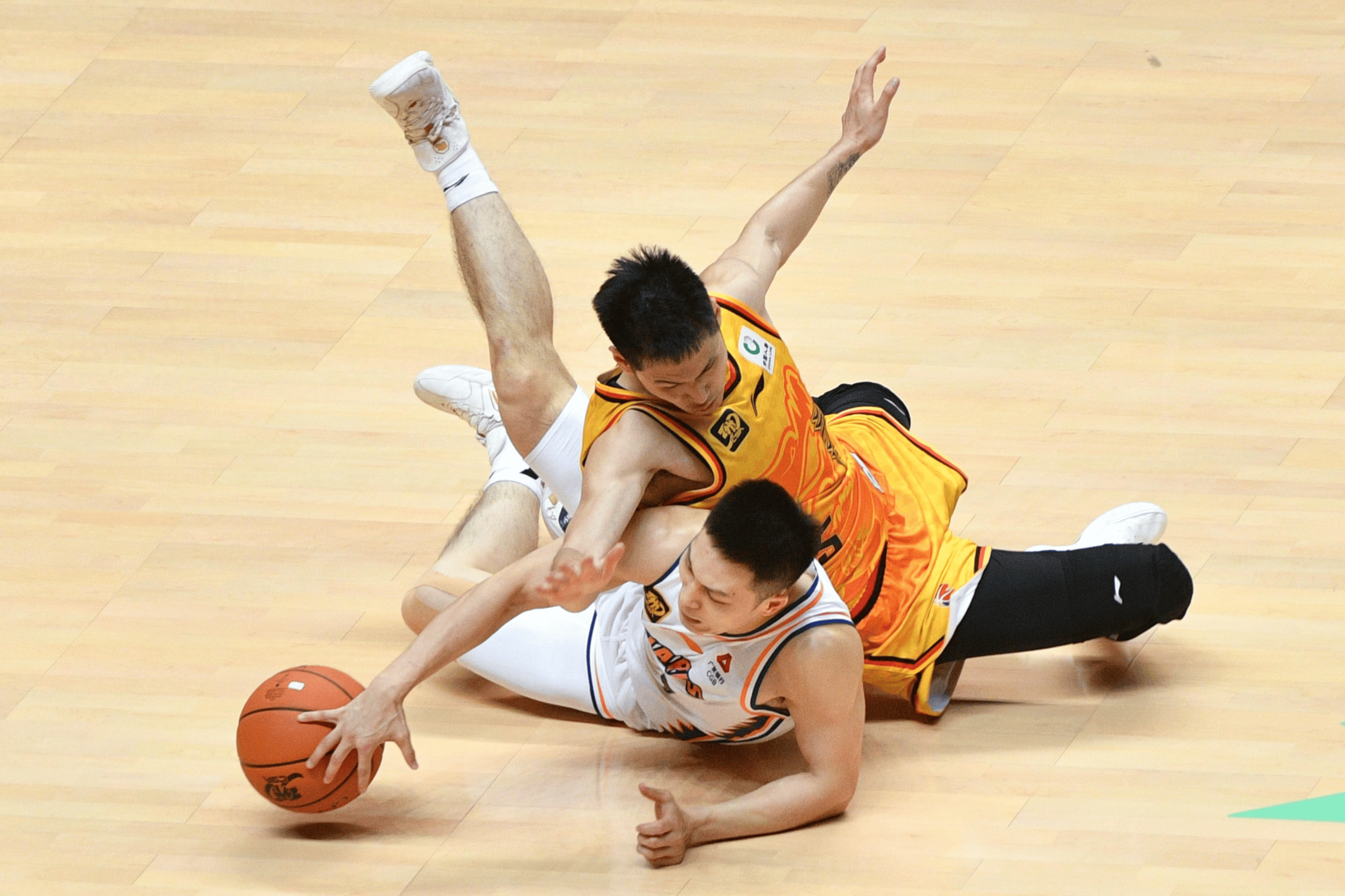 开云APP-上海男篮击败新疆，继续领跑积分榜的简单介绍