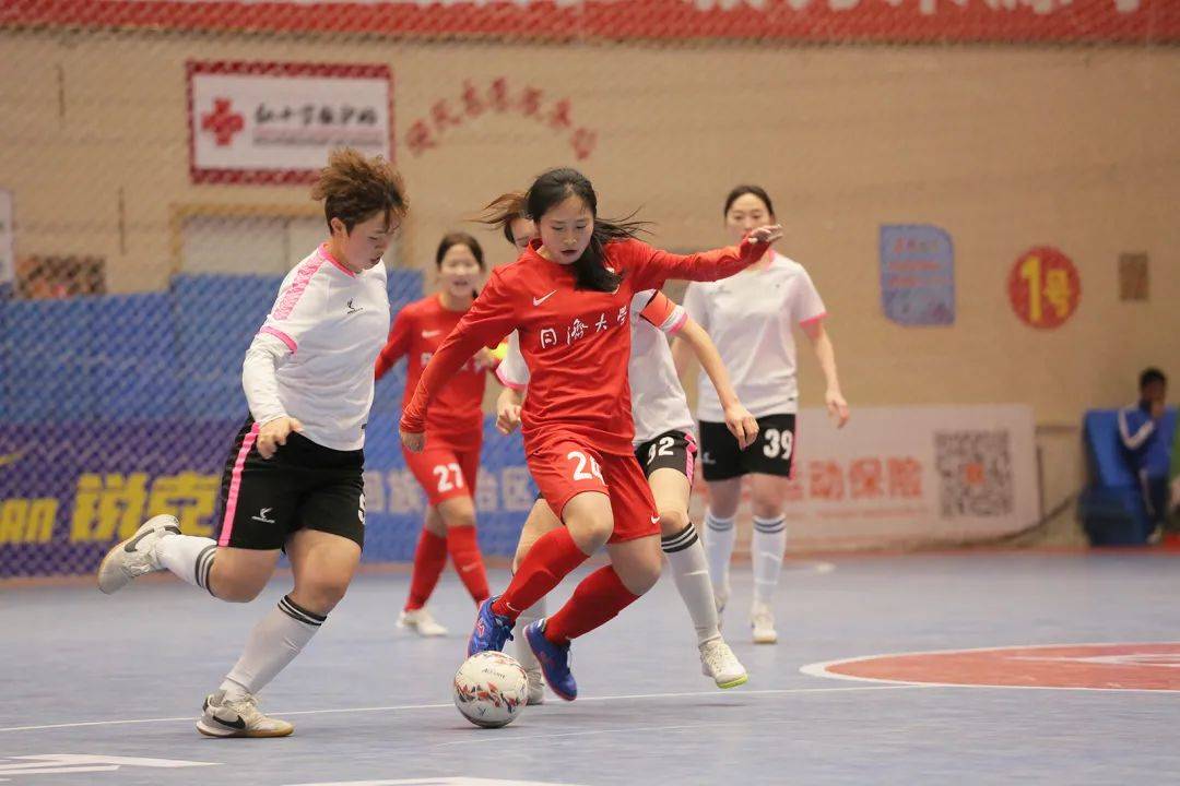 包含足球赛场上,女选手们展现实力的词条 包含足球赛场上,女选手们展现实力的词条