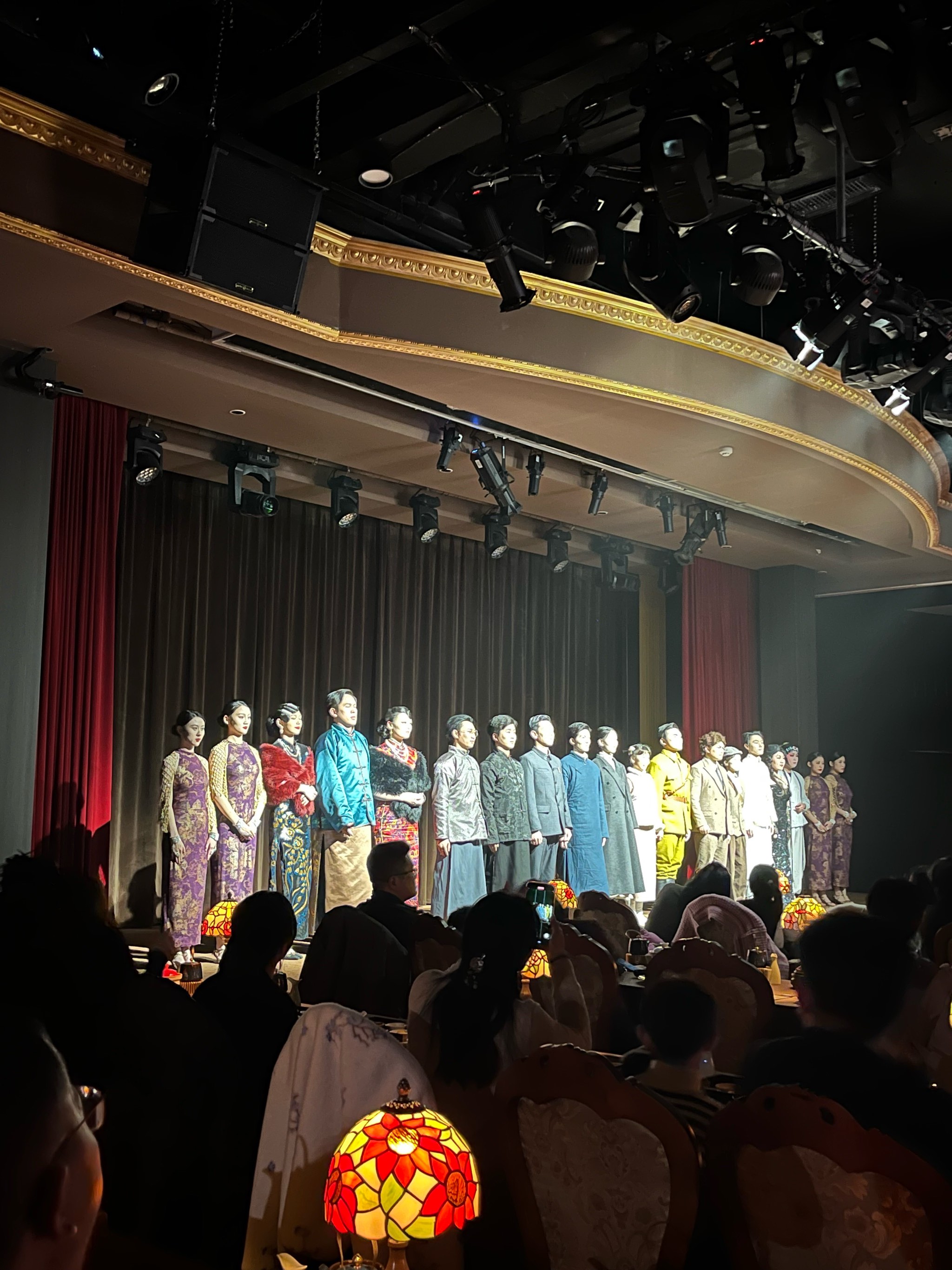 火花四溅，热血盛宴，观众尽情沉浸在比赛中的简单介绍