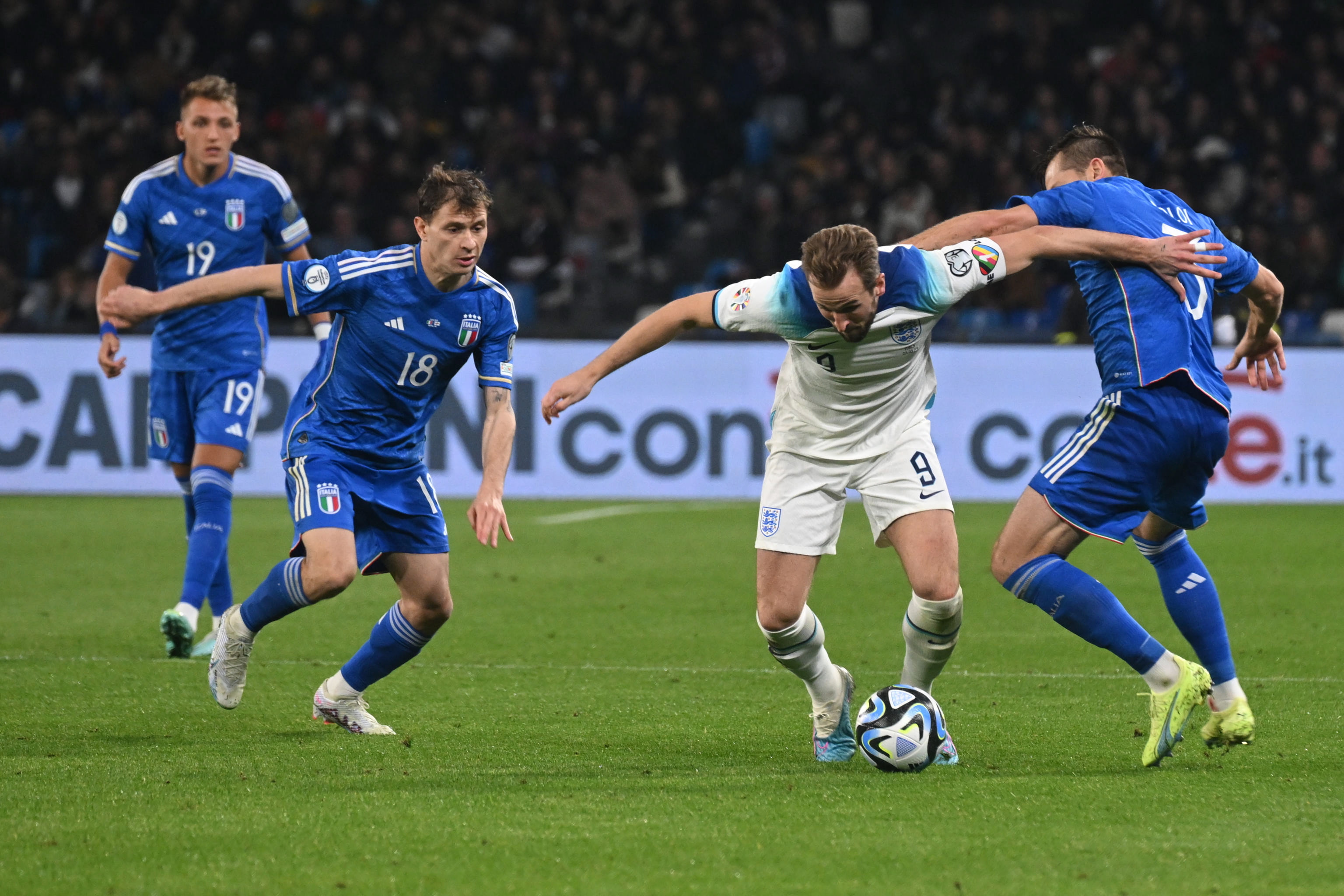 开云体育入口-意大利队大胜瑞士，欧洲杯预赛小组出线领跑