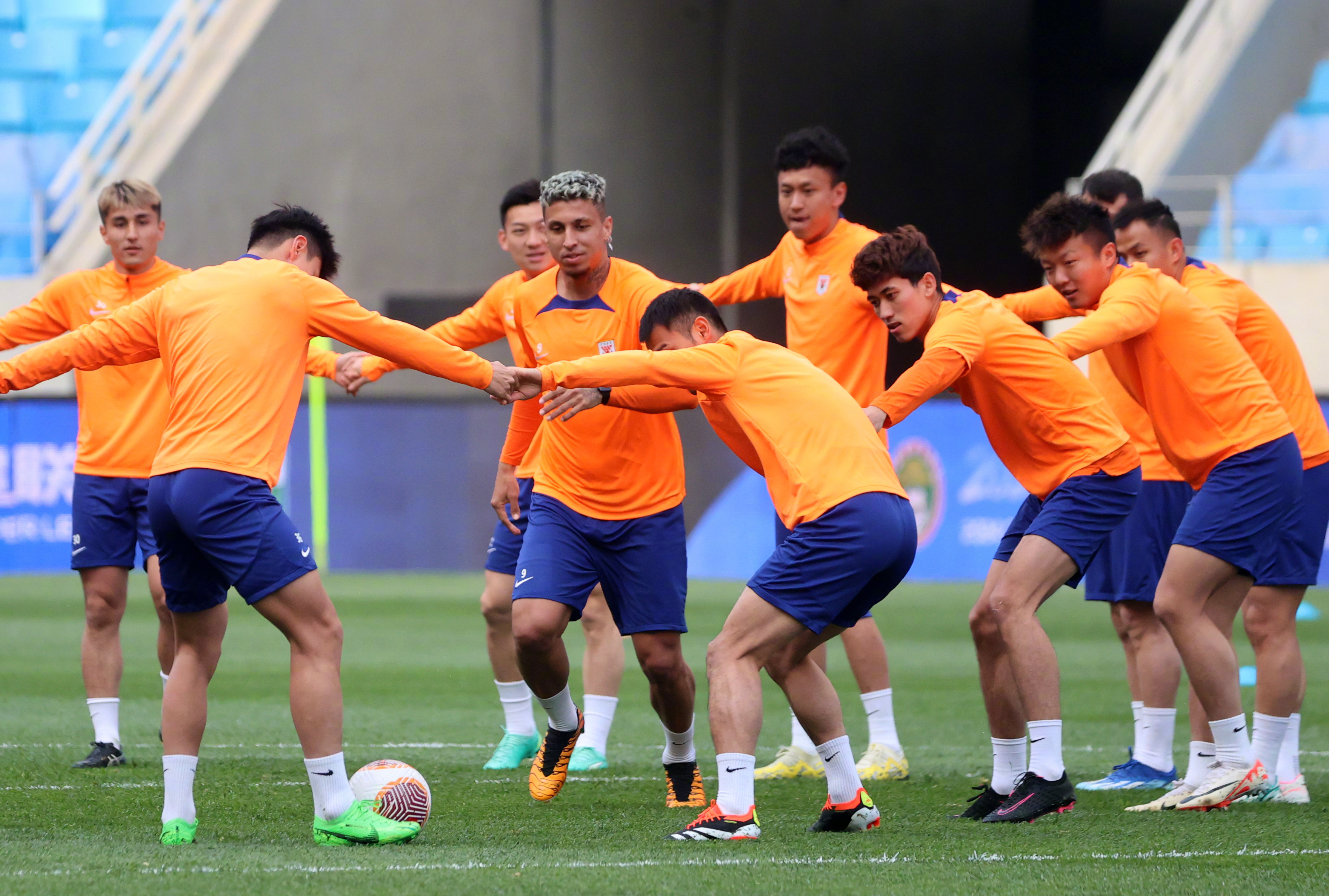 关于强队PK：备战关键比赛，士气高昂的信息