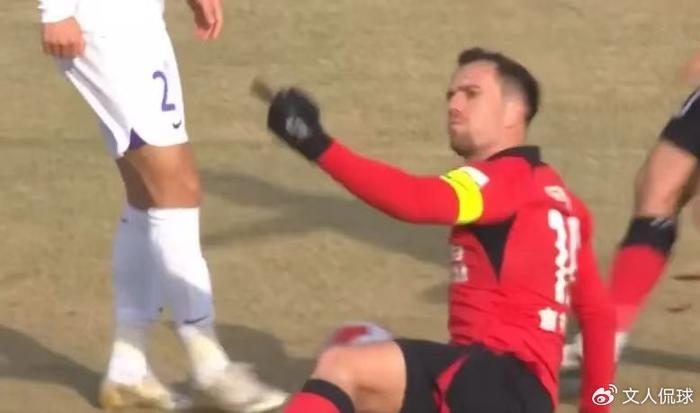 开云体育app-比赛中球员对抗意志坚定不退缩