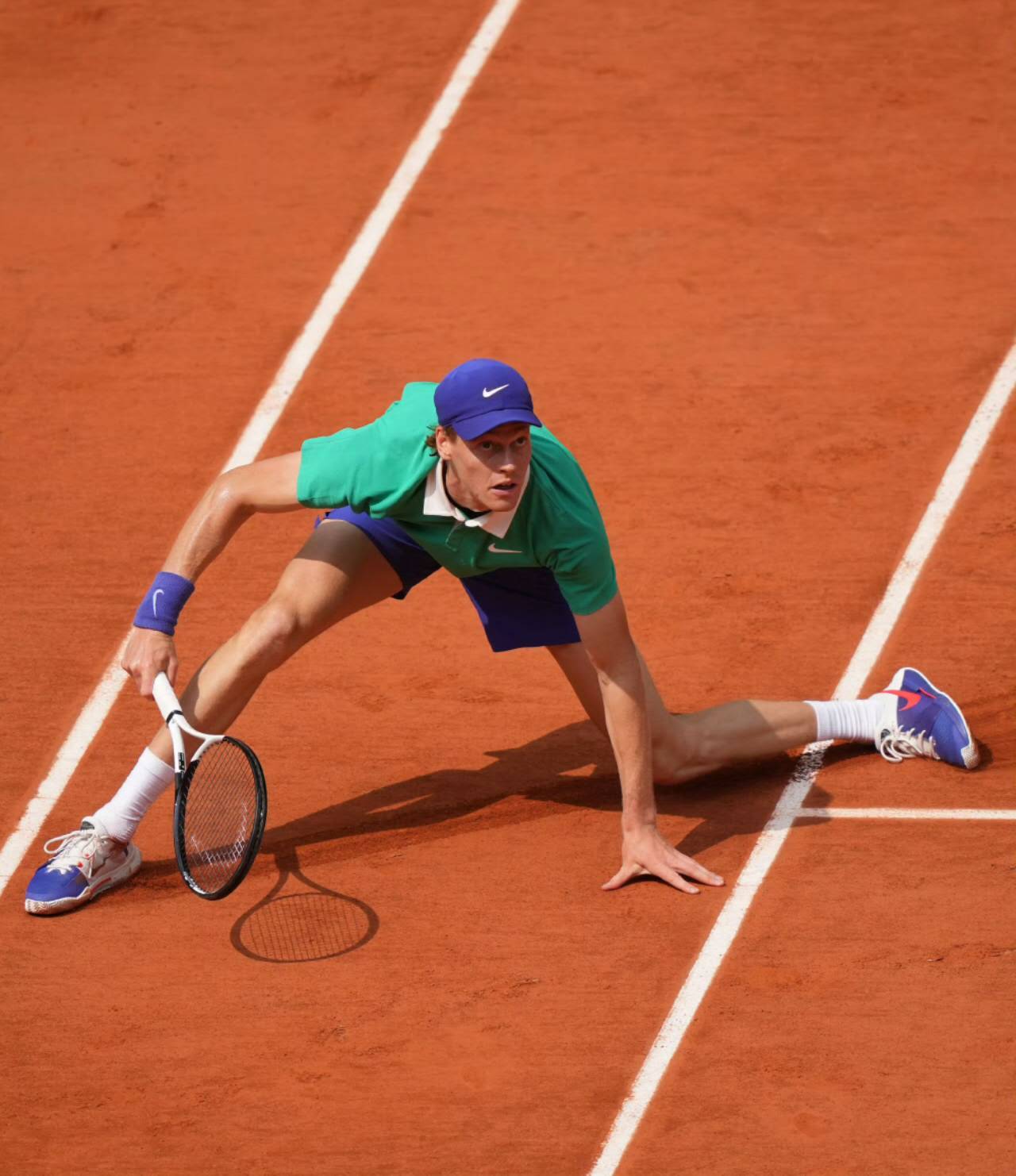 比赛中球员对抗意志坚定不退缩 比赛中球员对抗意志坚定不退缩