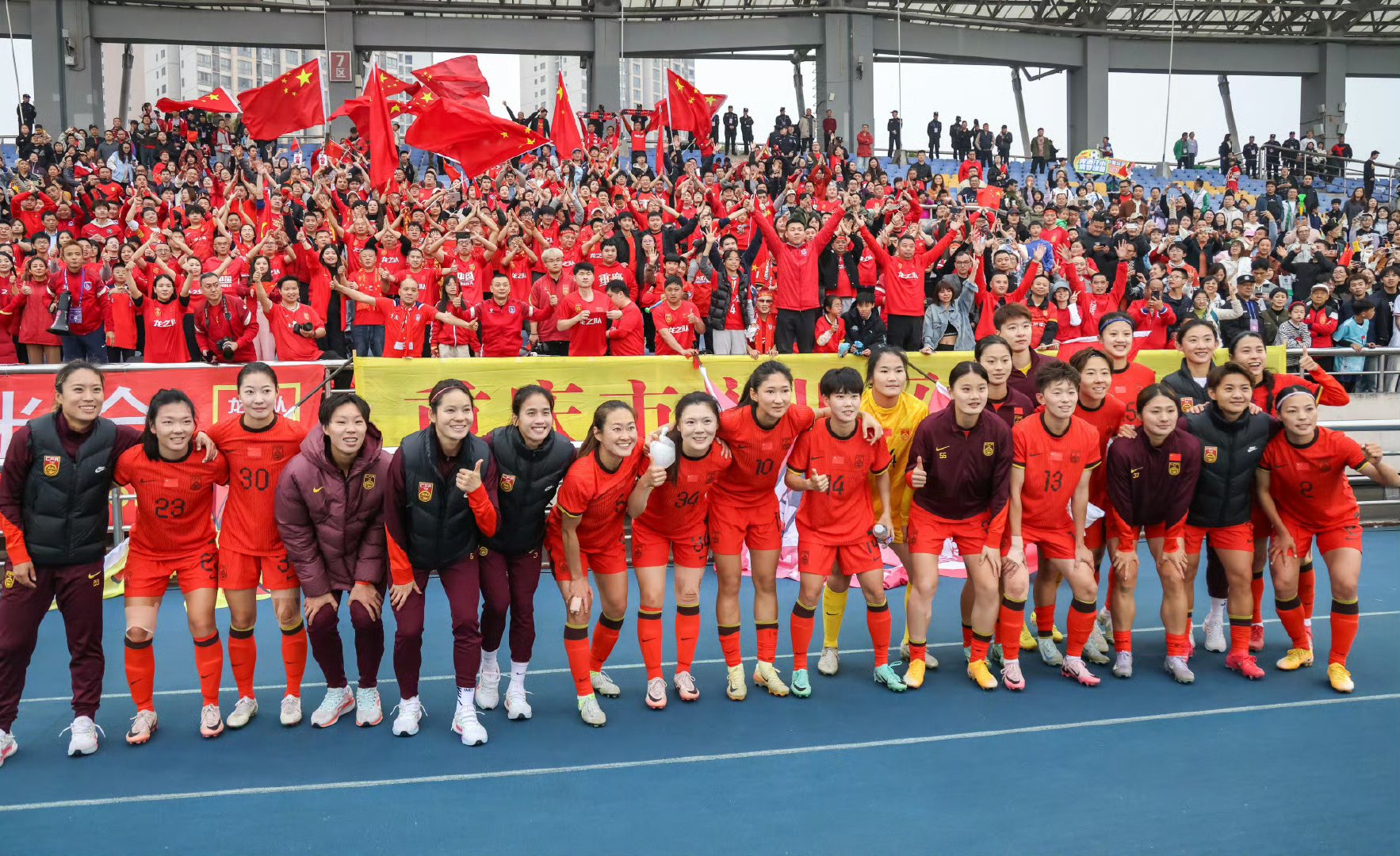 包含国脚披挂再战，助球队收获胜利的词条