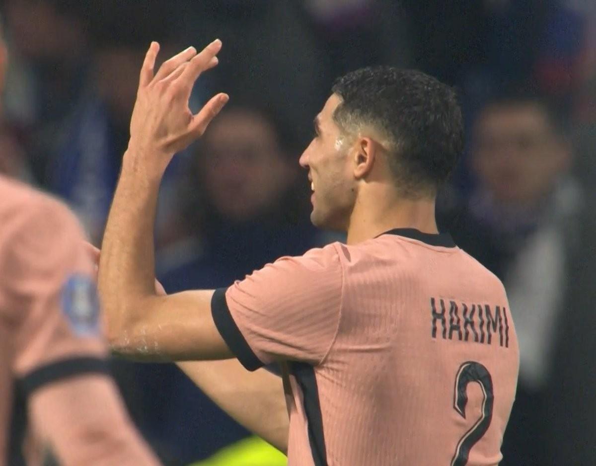 开云体育下载-里昂前锋梅开二度，助球队轻松获胜