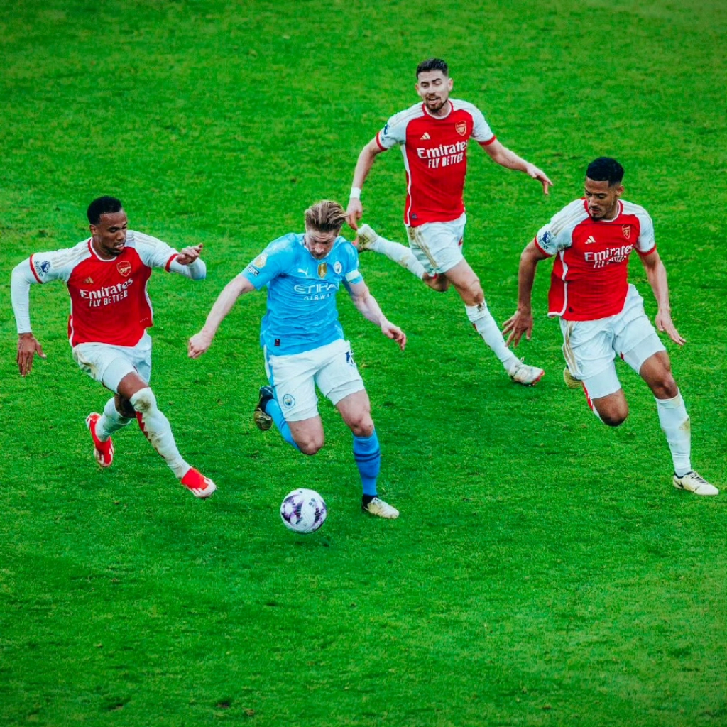 开云体育在线-足球榜首争夺战白热化，球员个个拼尽全力