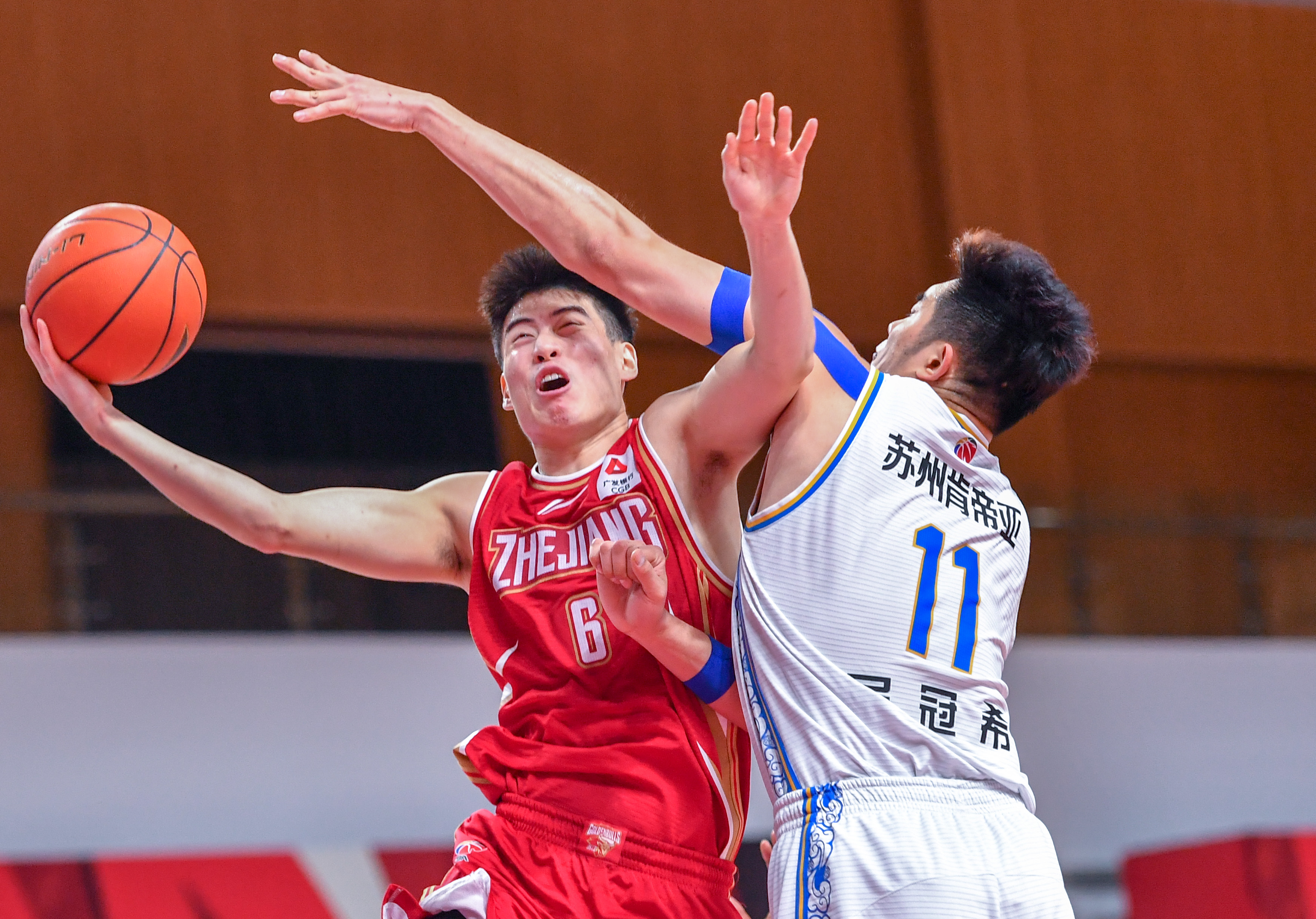 开云体育在线-包含体育赛场上热火朝天，选手们斗志昂扬战意昂扬的词条