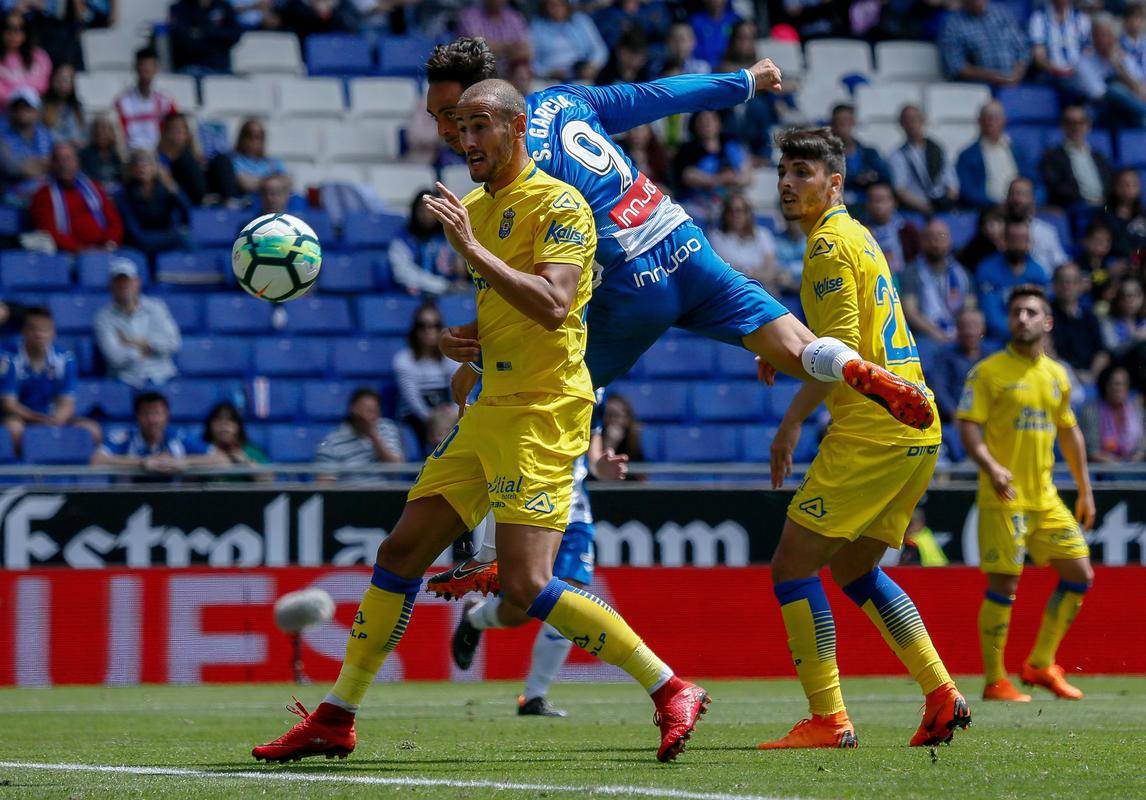 开云体育在线-西班牙球队中场回传精准，掀起进攻