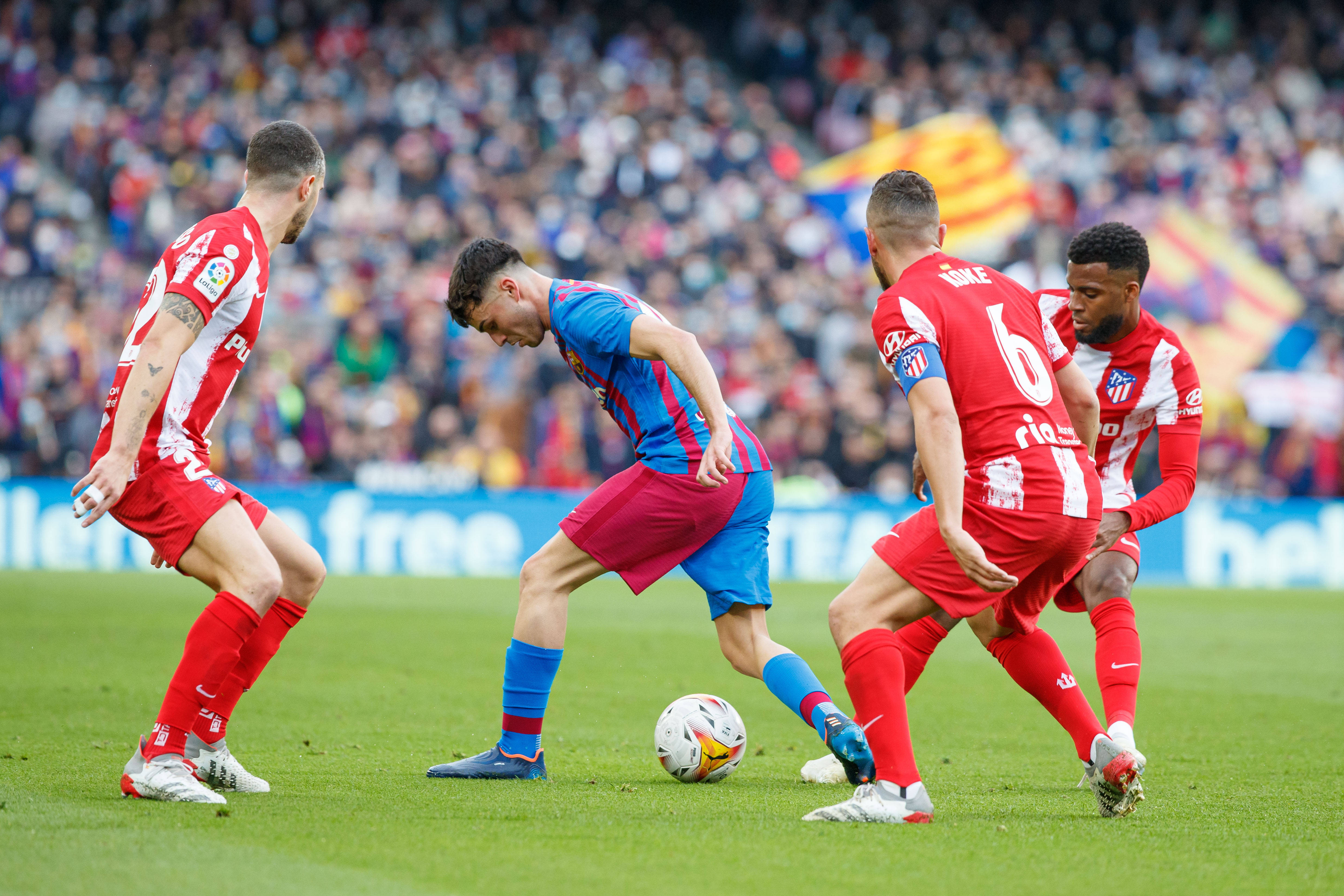 西班牙球队中场回传精准,掀起进攻 西班牙球队中场回传精准,掀起进攻