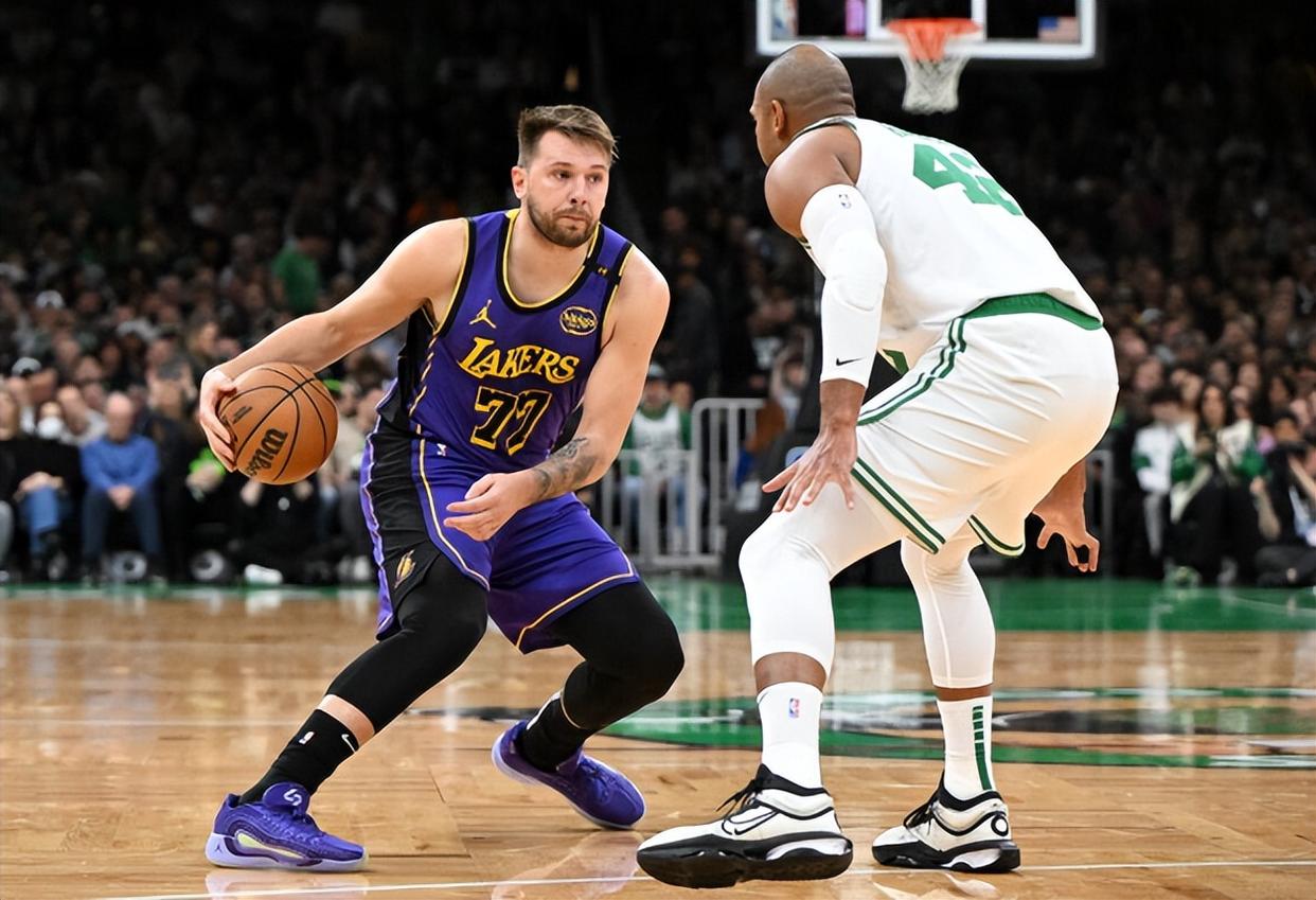 开云体育中国-湖人队遭遇绿衫军，战胜凯尔特人队取三连胜的简单介绍