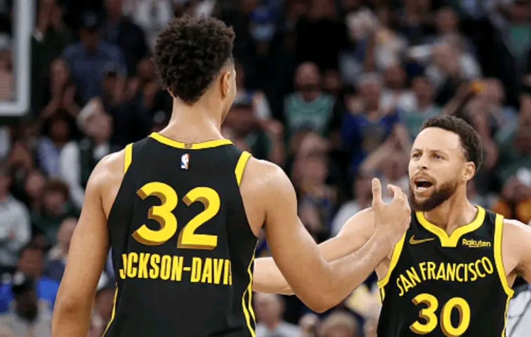 山西队鏖战凯尔特人,库里扛起全队 山西队鏖战凯尔特人,库里扛起全队