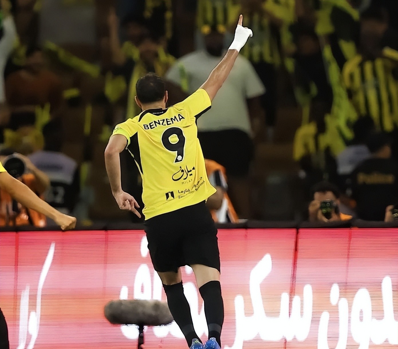 开云体育APP下载-葡萄牙鏖战巴萨，本泽马高光表现